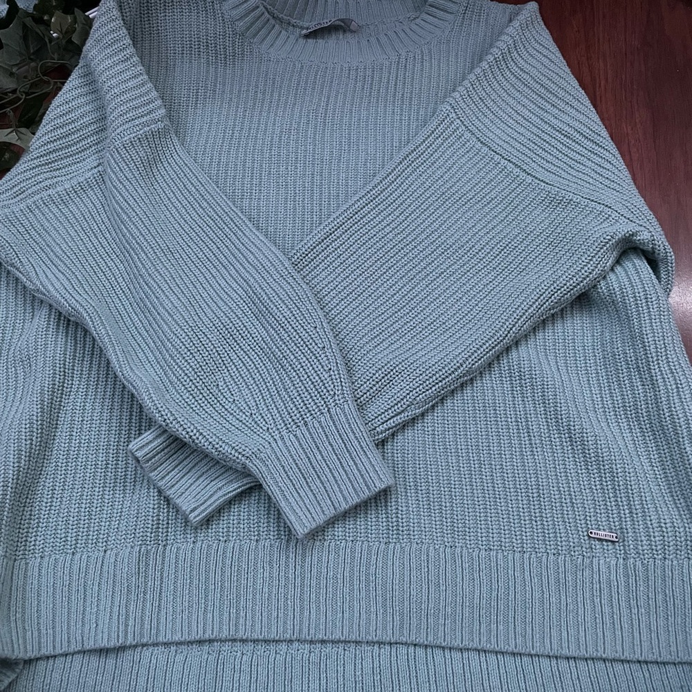 Hollister sweater size medium
